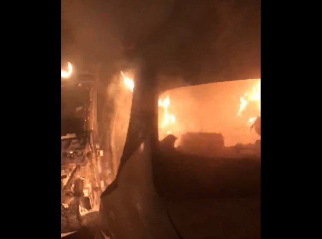 Закарпатському активісту вночі підпалили авто: опубліковано відео