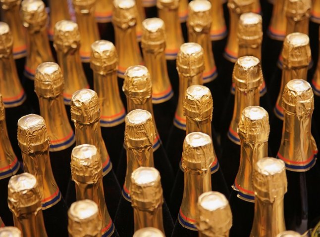 П’ять ящиків шампанського поцупили з ужгородського магазину