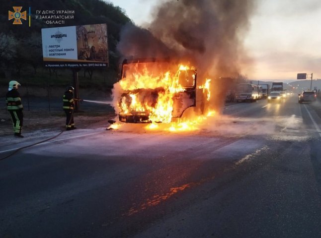 У Мукачеві згорів автобус, який перевозив працівників заводу