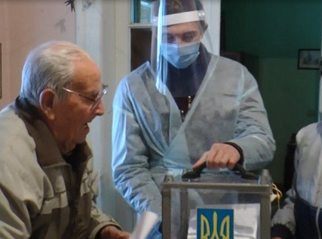 Як в Ужгороді 103-річний чоловік за майбутнього міського голову голосував