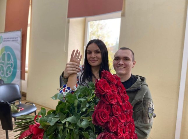 В лікарні Ужгорода одружилися поранений поліцейський та його кохана