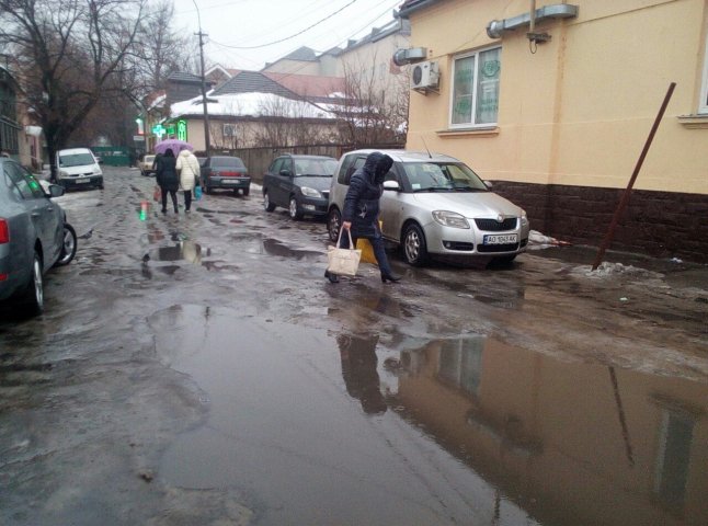 У Мукачеві тротуари та вулиці залиті водою, подекуди суцільний лід