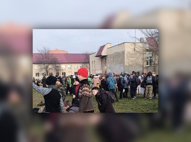 Поліція перевіряє інформацію про замінування однієї зі шкіл Ужгорода