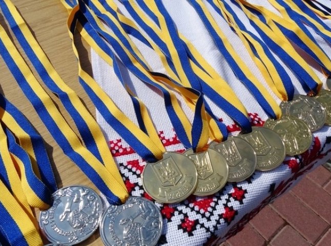 Оприлюднено прізвища кращих ужгородських випускників, яким вручили медалі