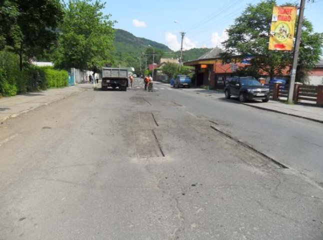 Дорожники Виноградова розпочали ремонтувати одну з вулиць міста