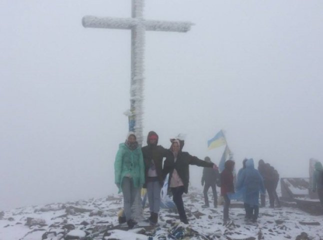 Більше двохсот студентів попри сніг та лютий холод піднялись на найвищу гору українських Карпат