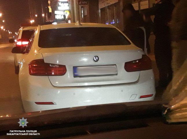 В Ужгороді нетверезий водій невдало припаркувався і скоїв ДТП