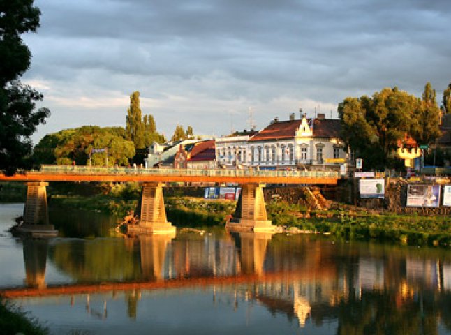 Із пішоходного мосту в Ужгороді стрибнув чоловік