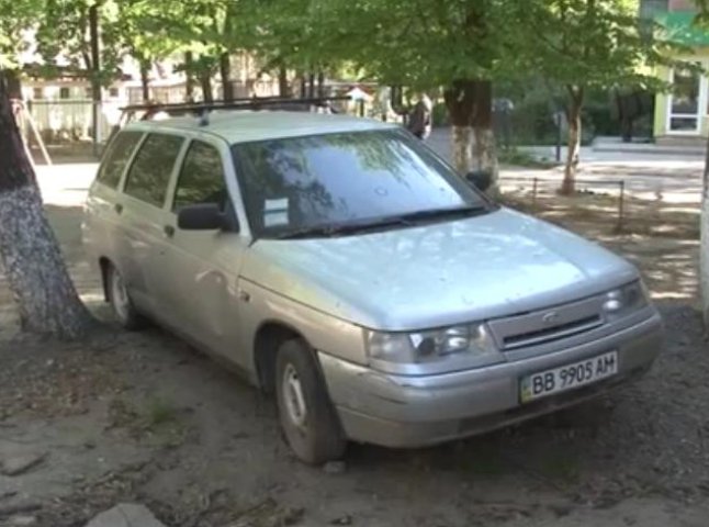 Ужгородців бентежить покинуте авто з луганськими номерами (ВІДЕО)