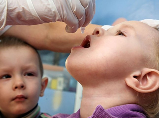 На Закарпатті дітей, які не отримали щеплення від поліомієліту, будуть вакцинувати