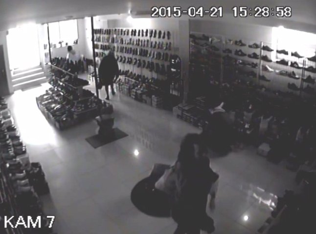 Камери відеоспостереження зафіксували крадіжку взуття в одному із магазинів Мукачева (ВІДЕО)