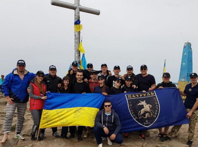 Мукачівські поліцейські кинули виклик найвищій точці України