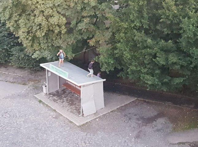 Стрибали на даху: що влаштували діти на одній із автобусних зупинок Мукачева