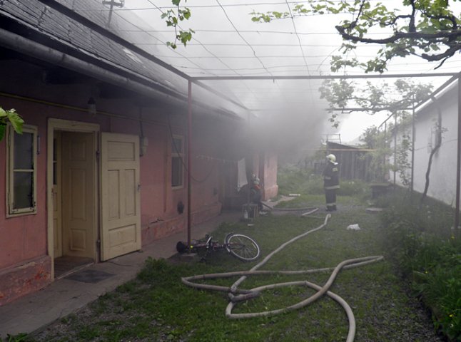 На вулиці Гагаріна в обласному центрі загорівся будинок (ФОТО)