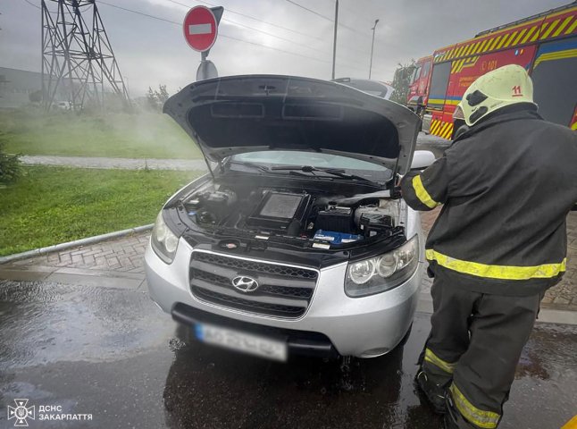 На одній із вулиць Мукачева спалахнув автомобіль На одній із вулиць Мукачева спалахнув автомобіль