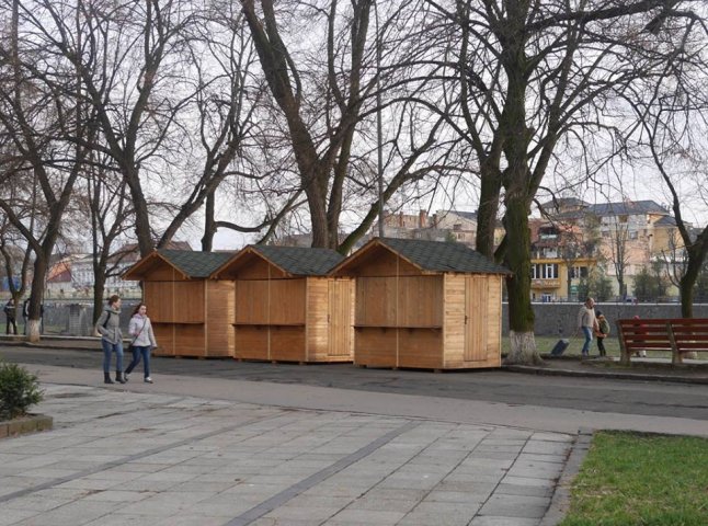 У центрі Ужгорода облаштовують будиночки для фестивалю-ярмарку "Медовуха Фест"