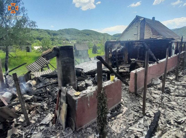 Рятувальники показали наслідки пожежі, яка вирувала у селі на Закарпатті