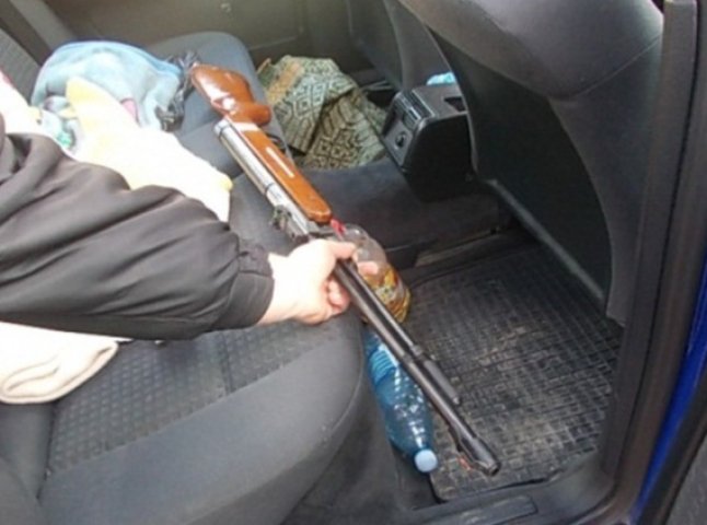 У Берегові працівники ДАІ затримали мукачівця із нарізною зброєю у автомобілі