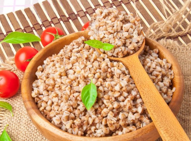 Яку спецію кулінари радять додати, щоб гречка стала смачнішою