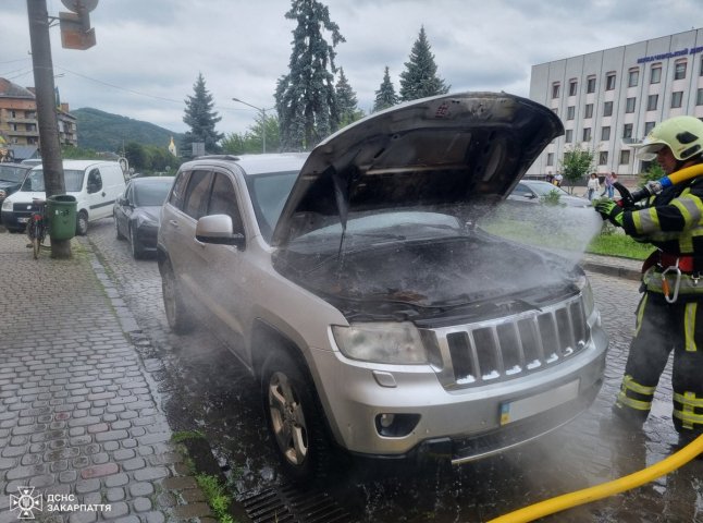 У Мукачеві біля станції технічного обслуговування загорілась машина