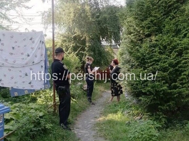 У середмісті Мукачева скоїли злочин. На місці працює поліція