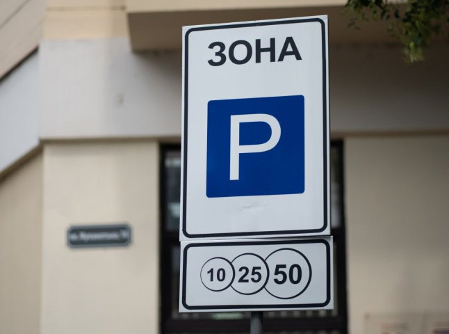 В Ужгороді побільшає платних паркомісць