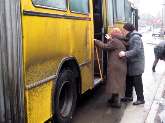 Влада Закарпаття планує укласти договори з перевізниками щодо відшкодування витрат на пільговиків