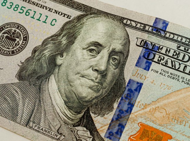 Курс долара різко обвалився: скільки зараз коштує валюта в обмінниках