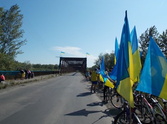 Один із мостів через Тису став синьо-жовтим