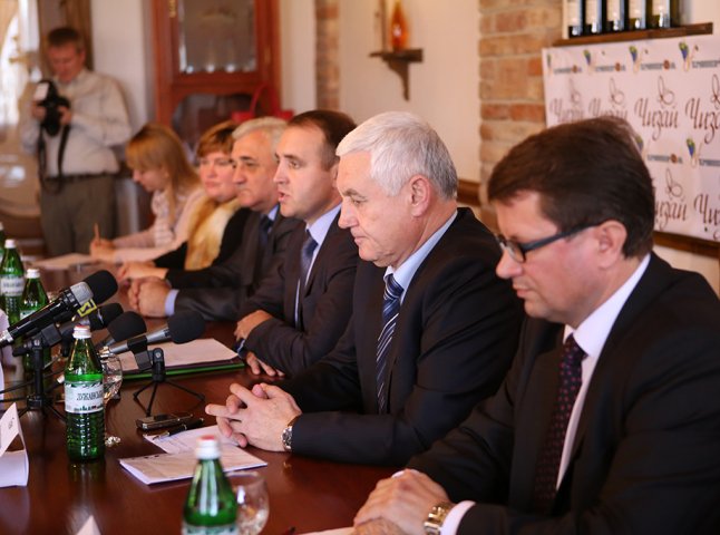 На Закарпатті понад 50 експертів з усієї України досліджували якість виноробної продукції 