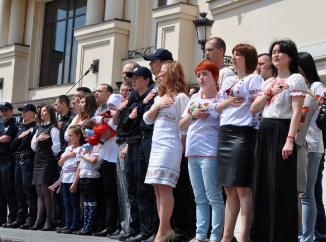 Поліцейські у вишиванках заспівали на центральній площі Ужгорода Гімн України