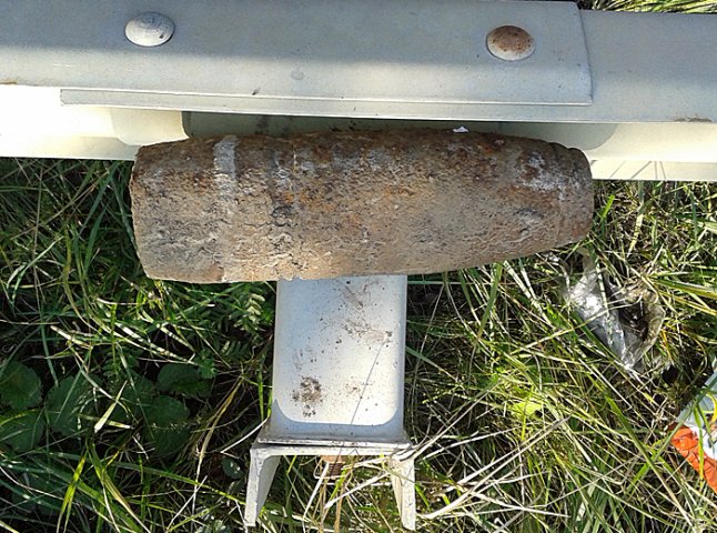 Закарпатські піротехніки знешкодили артилерійський снаряд, виявлений на околиці Ужгорода