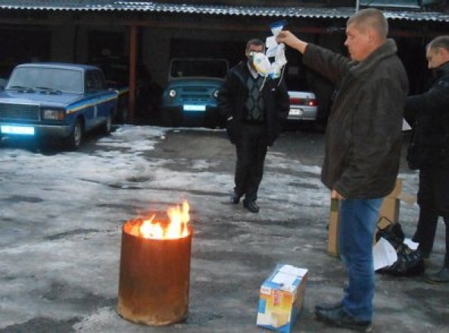 Мукачівські правоохоронці спалили частину наркотиків прямо у дворі міськвідділу (ФОТО)