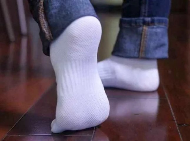 Як зробити білі шкарпетки знову білими, якщо пральна машина вже не допомагає Як відбілити шкарпетки вдома