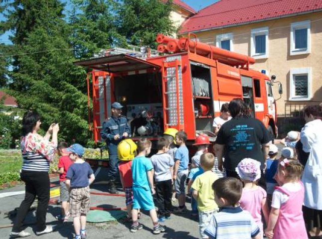 Рятувальники показали дітям свою техніку