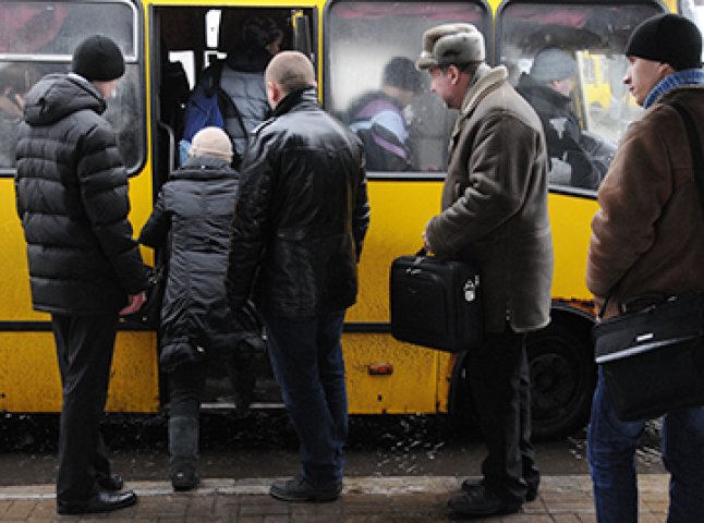 Кількість маршруток в Ужгороді зменшилась, людям доводиться стояти в чергах (ВІДЕО)
