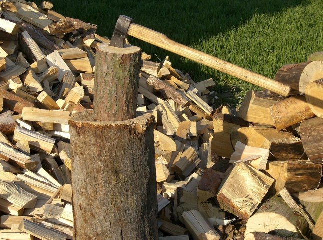Запаслись дровами: у гірських селах Міжгірщини вже готові до опалювального сезону