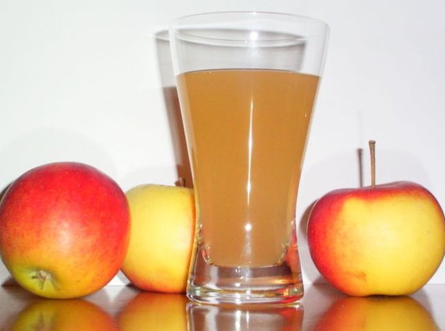 Митники "подарували" державі майже шість тон яблучного соку 