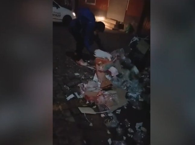 У Мукачеві посеред ночі чоловік розкидував сміття зі сміттєвих баків