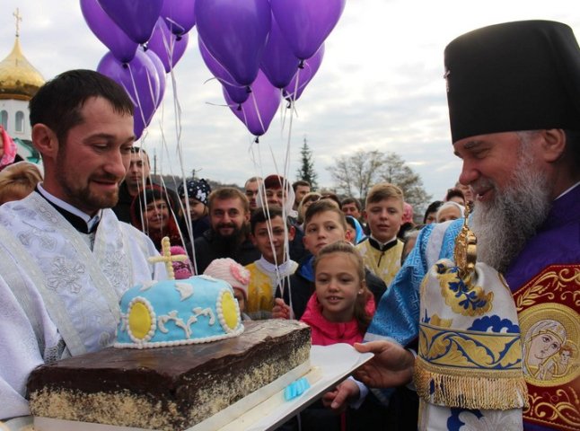 Архієпископу Феодору – 50: іменинника вітали перед богослужінням на Червоній горі