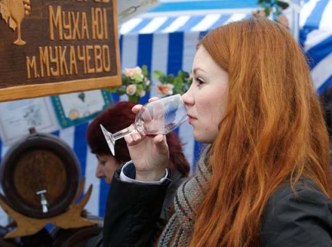 На фестивалі “Закарпатське божоле” в Ужгороді винороби презентували вино урожаю 2010 року