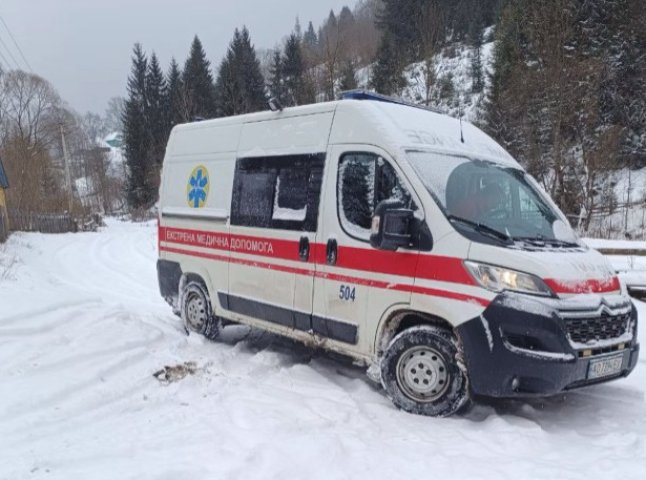 Медики «швидкої» розповіли, як йшли кілька кілометрів по снігу, щоб надати допомогу жінці