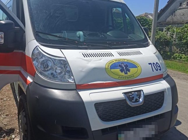 У селі на Мукачівщині хлопець вилами пошкодив автомобіль "швидкої"
