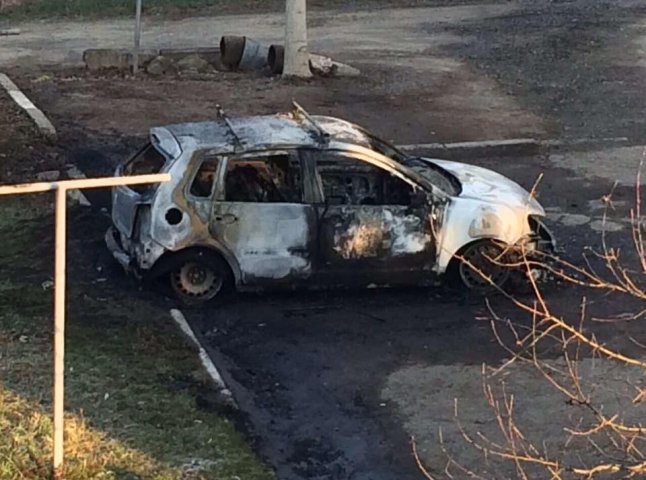 Офіційно про пожежу автомобіля в Ужгороді: разом з легковиком згоріли й документи