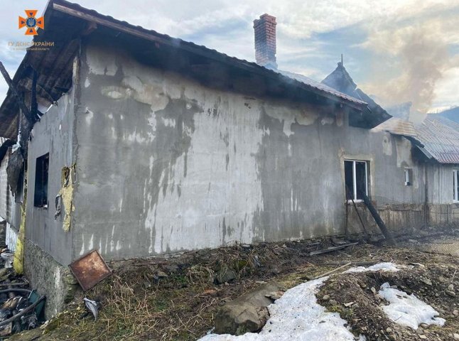 Рятувальники приборкали вогонь у будинку на Ужгородщині