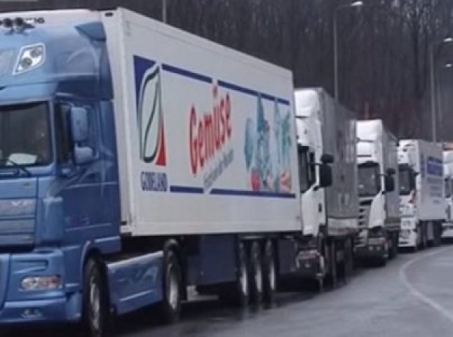 На українсько-словацькому кордоні продовжує стояти черга зі 190 вантажівок