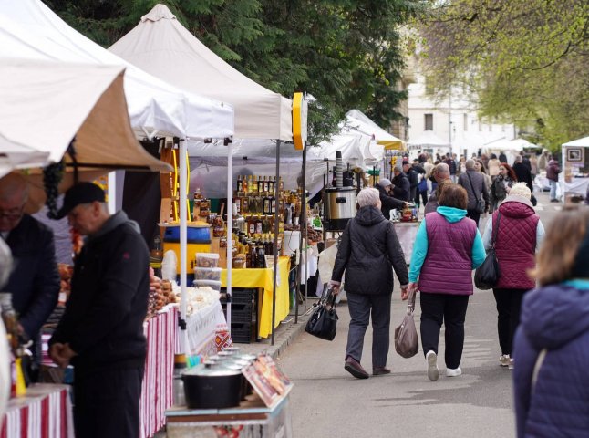 В Ужгороді стартував Великодній ярмарок, який триватиме 3 дні