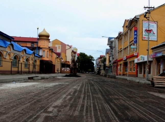 Вулицю Швабську в Ужгороді ще не встигли відремонтувати, а там вже порозкрадали матеріали