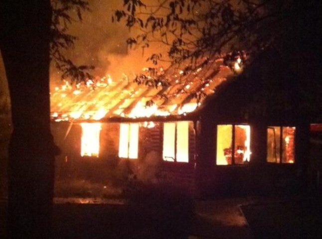 Рятувальники гасили пожежу у Боздоському парку півтори години