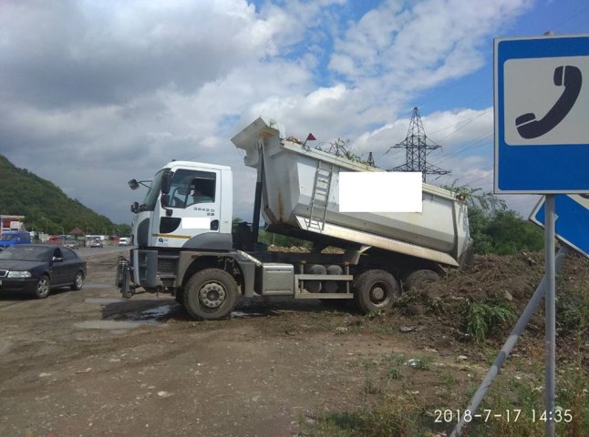У Мукачеві водій вантажівки скидав промислове сміття на узбіччя міжнародної траси 